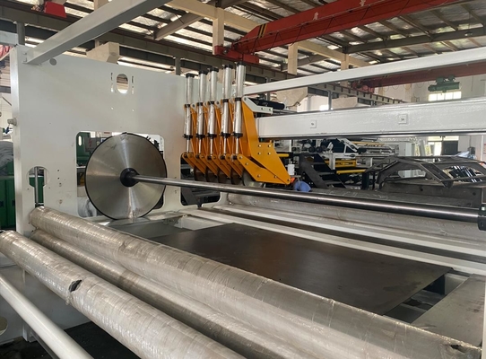 Wikkel- en snijmachine voor het waden van niet-geweven materiaal