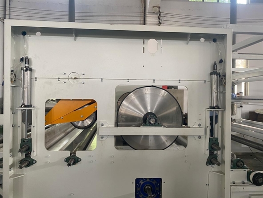 Wikkel- en snijmachine voor het waden van niet-geweven materiaal