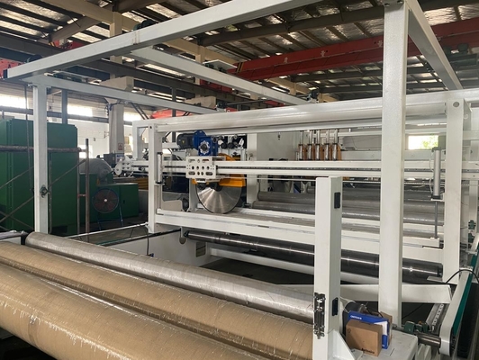 Wikkel- en snijmachine voor het waden van niet-geweven materiaal