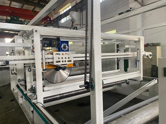 Wikkel- en snijmachine voor het waden van niet-geweven materiaal