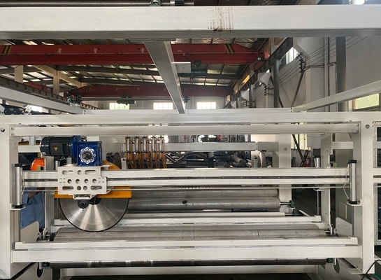 Wikkel- en snijmachine voor het waden van niet-geweven materiaal